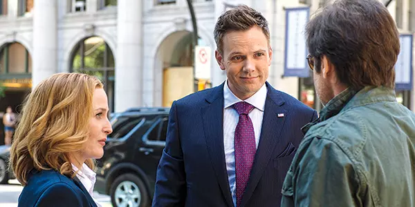 Joel McHale in X-Files Joel McHale in una scena di X-Files