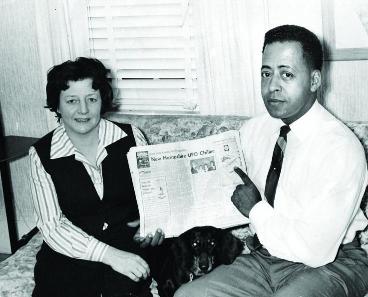 Barney e Betty Hill con un giornale che parla del loro rapimento I coniugi Hill, vittime del rapimento alieno
