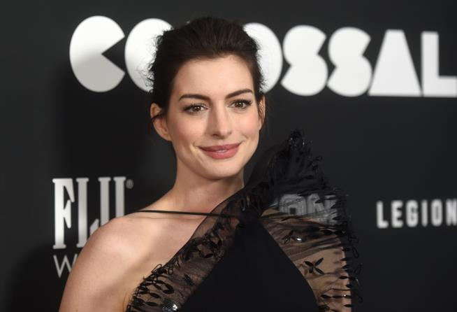 Anne Hathaway confessa di essere scettica nei riguardi delle registe donne Primo piano di Anne Hathaway