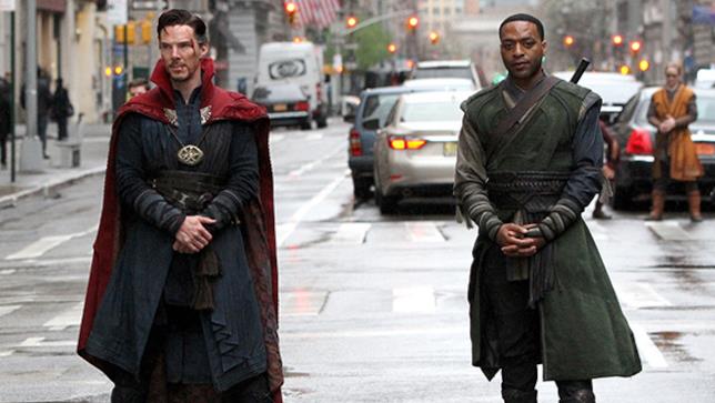Benedict Cumberbatch e Chiwetel Ejiofor Benedict Cumberbatch e Chiwetel Ejiofor sul set del film Doctor Strange
