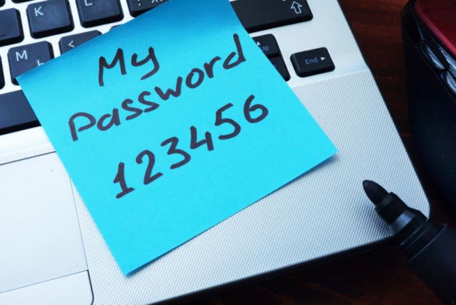 Le peggiori password del 2017: la lista Primo piano di una password scritta su un post-it di Shutterstock