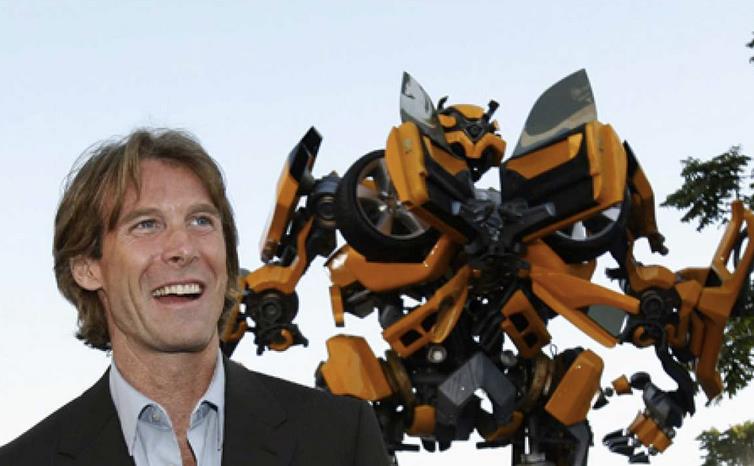 Michael Bay dice addio a Transformers Michael Bay con il robot di Transformers