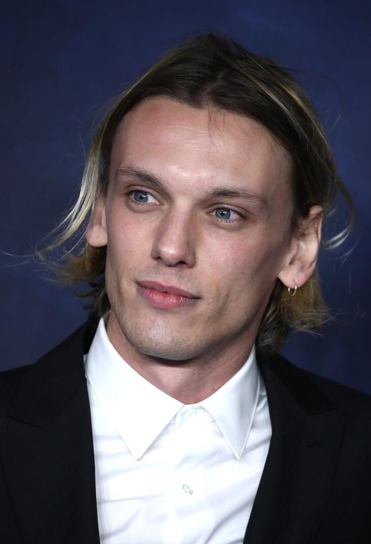 Jamie Campbell Bower in un'immagine dal carpet Un'immagine di Jamie Campbell Bower