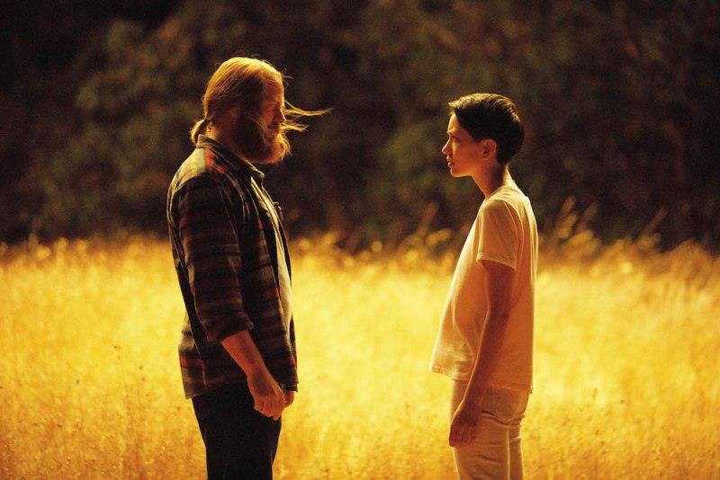 Devs: Sonoya Mizuno indaga sul suo CEO interpretato da Nick Offerman Nick Offerman e Sonoya Mizuno faccia a faccia in un campo di grano in una scena di Devs