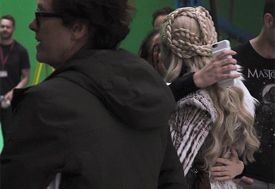 Maisie Williams ed Emilia Clarke si abbracciano sul set Williams e Clake abbracciate sul set di GoT
