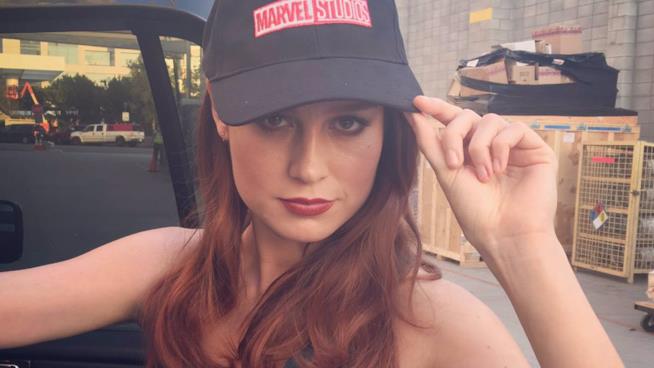 Una valanga di news su Captain Marvel, il cinecomic dei Marvel Studios con Brie Larson Brie Larson con il capellino dei Marvel Studios