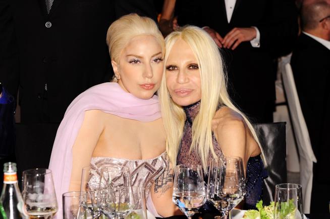 È lo stesso Murphy a confessarlo: Lady Gaga non sarà Donatella Versace Una foto di Lady Gaga insieme alla sua amica Donatella Versace