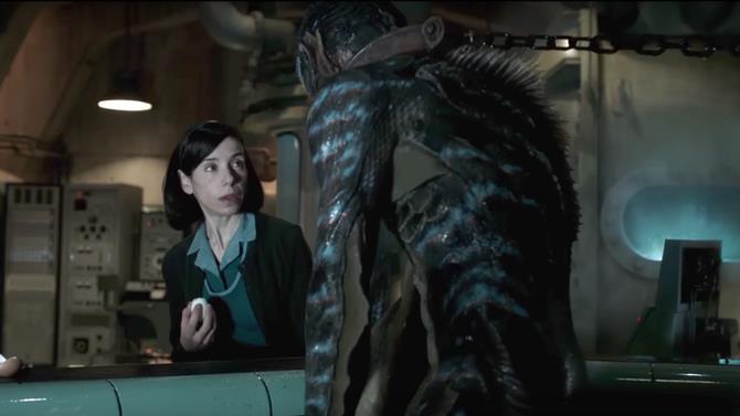 The Shape of Water: l'incontro tra Elisa e la creatura Sally Hawkins e Doug Jones in una scena del film