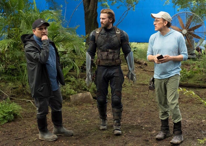 I fratelli Russo e Chris Evans sul set di Infinity War I fratelli Russo dirigono Chris Evans sul set di Avengers: Infinity War