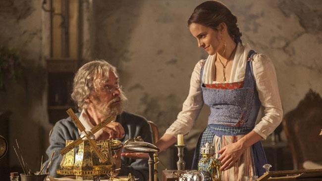 Primo sguardo ai servitori de La Bella e la Bestia in forma umana Belle e suo padre nel live-action La Bella e la Bestia