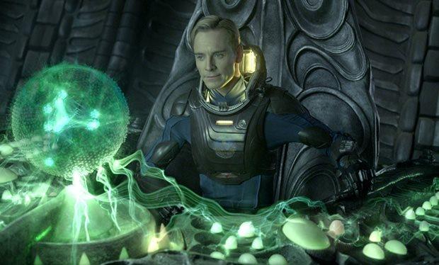 Una scena di Alien: Covenant Michael Fassbender in Alien: Covenant