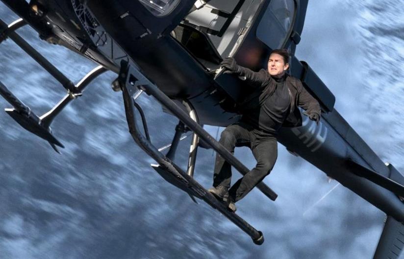 Il sesto capitolo della saga spy si intitolerà Mission: Impossible - Fallout Tom Cruise aggrappato ad un elicottero in una foto del film