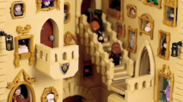 La magia di Hogwarts, con scale e quadri che si muovono, rivive in un set LEGO progettato da un fan Jonas Kramm ha creato un set LEGO con scale e quadri animati come nei film