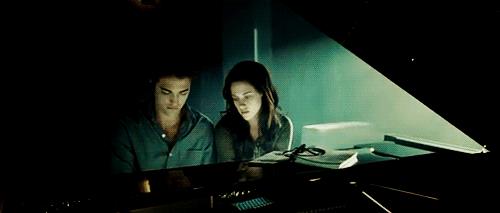Robert Pattinson Robert Pattinson al pianoforte