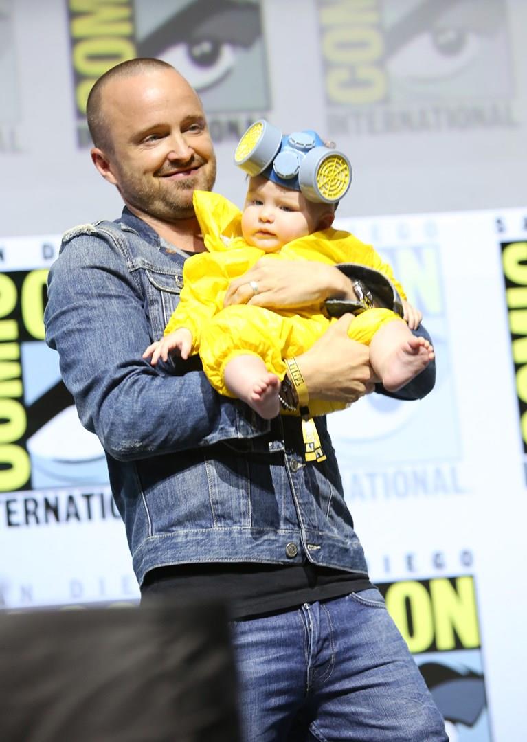 Aaron Paul ha paura che la prima parola della figlia sarà 'Bitch' Aaron Paul con sua figlia al Comic-Con di San Diego