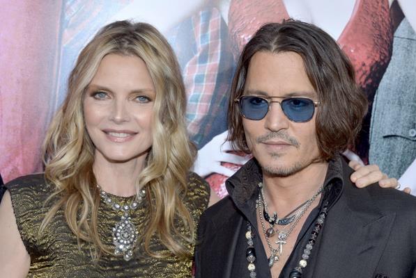 Michelle Pfeiffer e Johnny Depp Michelle Pfeiffer abbraccia il collega Johnny Depp