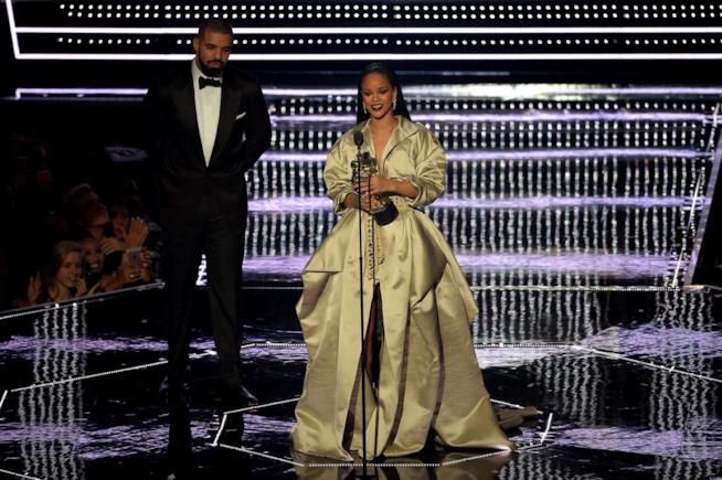Drake bacia Rihanna sul palco degli MTV VMA 2016 Rihanna e Drake sul palco degli MTV VMA 2016