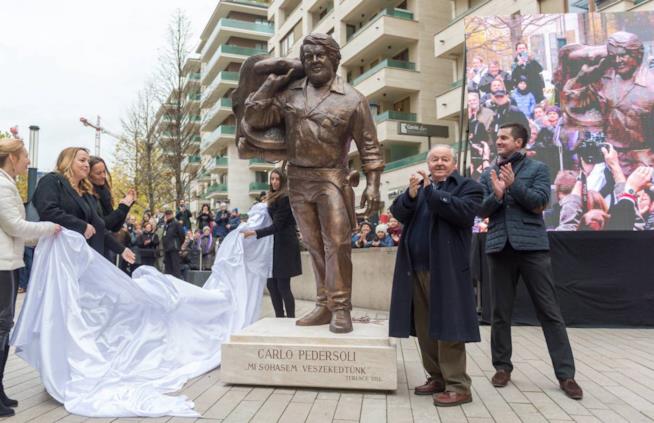 Bud Spencer, l'Ungheria rende omaggio all'attore con una statua Bud Spencer è la mano sinistra del diavolo in Lo chiamavano Trinità