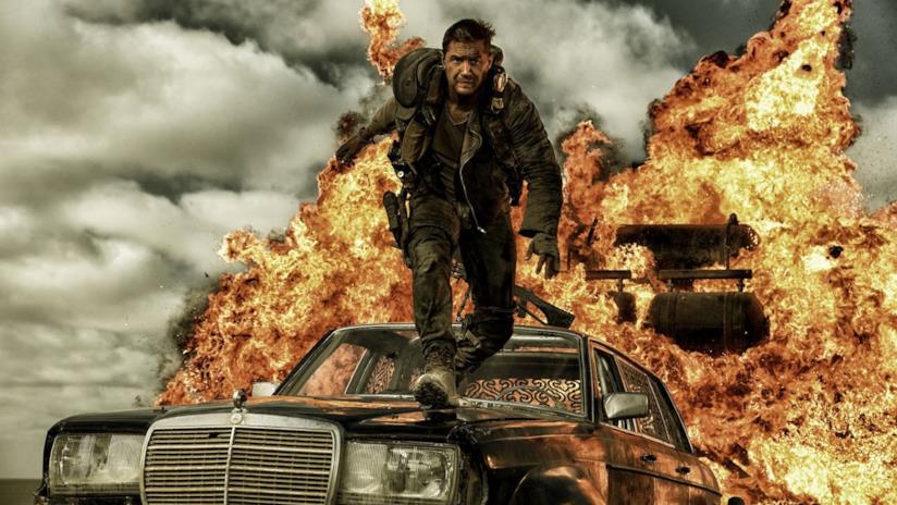 George Miller ha nuovi progetti in cantiere per la saga di Mad Max Tom Hardy nel ruolo di Max, mentre cammina su una auto in fiamme