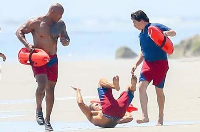 La foto del cast di Baywatch Zac Efron è caduto durate il servizio fotografico di Baywatch