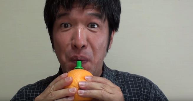 Un uomo suona frutta e verdura su YouTube e diventa virale Junji Koyama, l'uomo che suona le verdure su YouTube
