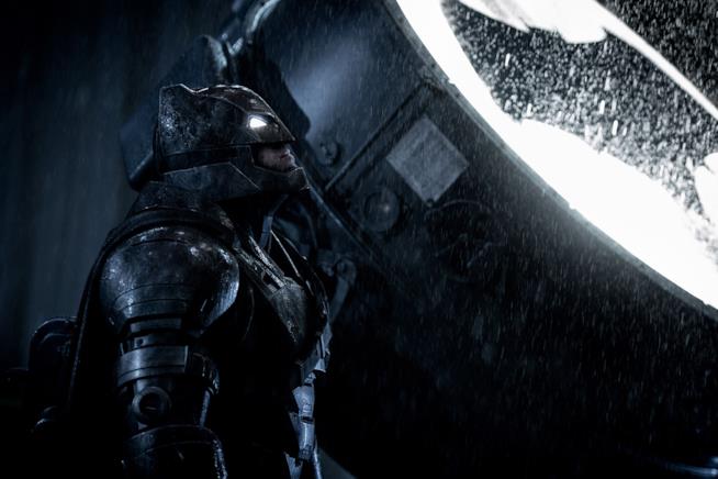 The Batman, per la nuova trilogia sul Cavaliere Oscuro Matt Reeves pensa ad un noto attore Batman scruta il cielo notturno in una scena di Batman v Superman