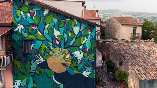 Salvatore Ferragamo omaggiato da artisti della street art Il murales dell'artista Hundun ispirato da una collezione di Salvatore Ferragamo