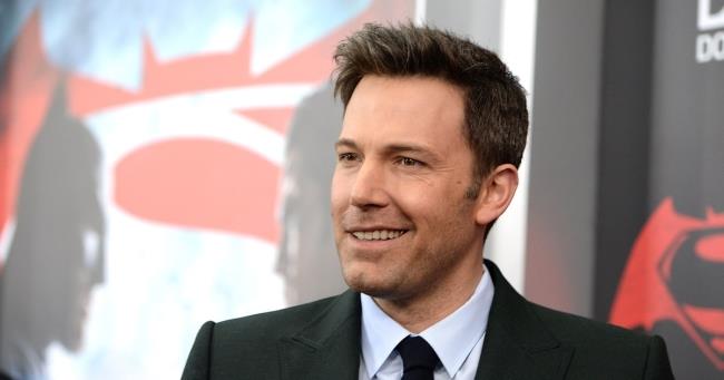 Ben Affleck difende Joss Whedon e dichiara che Justice League non somiglierà a The Avengers In foto Ben Affleck durante la premiere di Batman V Superman