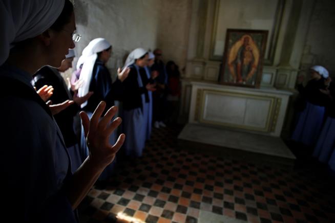 Da suora a porno star: ragazza colombiana cambia vita dopo 10 anni in convento Crisi di vocazione di una ragazza in convento