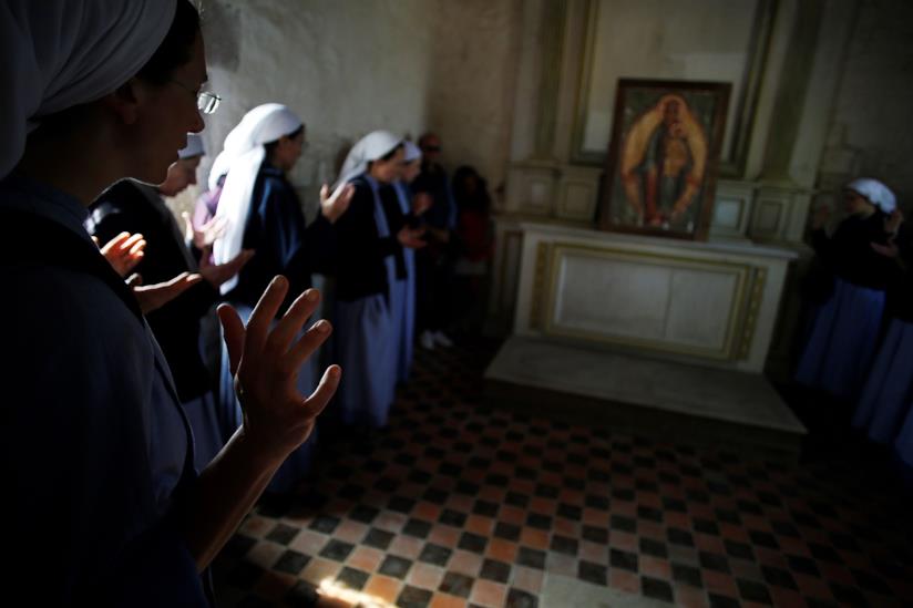 Da suora a porno star: ragazza colombiana cambia vita dopo 10 anni in convento Crisi di vocazione di una ragazza in convento