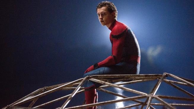 Spider-Man: Homecoming, Tom Holland è un giovane Uomo Ragno Tom Holland in una scena di Spider-Man: Homecoming