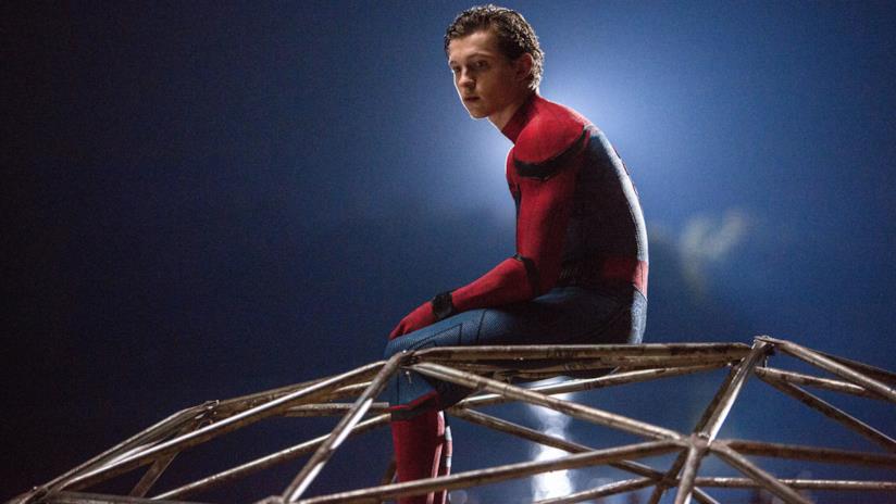 Spider-Man: Homecoming, Tom Holland è un giovane Uomo Ragno Tom Holland in una scena di Spider-Man: Homecoming