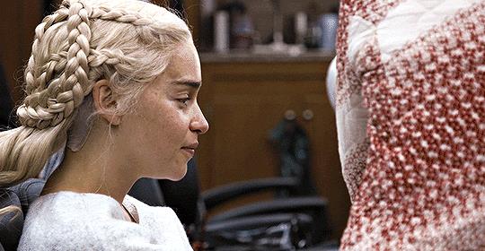 Emilia Clarke non trattiene le lacrime nel suo ultimo giorno di riprese Emilia Clarke commossa sul set di GoT 8