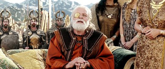 Loki si finge Odino Loki/Odino in Thor: Ragnarok