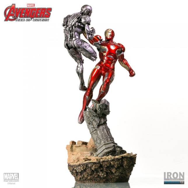 Statua Iron Man Iron Man e Ultron su piedistallo