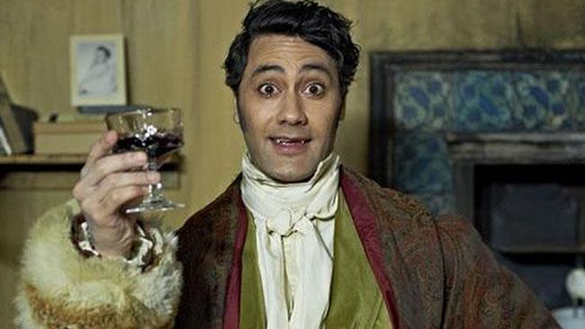 Le novità sulla serie spin-off di What we do in the Shadows Taika Waititi in una scena del film What we do in the Shadows