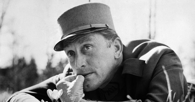 Da Spartacus a Il bruto e la bella, i ruoli più belli di Kirk Douglas Kirk Douglas in una scena di Orizzonti di gloria