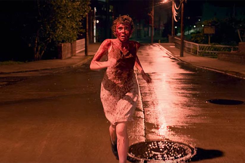 I am not okay with this omaggia, involontariamente, Carrie di Stephen King e si prepara per la seconda stagione Sydney di I am not okay with this corre per strada, ricoperta di sangue