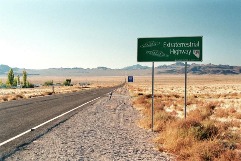 Area 51: ci sono i primi arresti per tentativi di sconfinamento nell'area militare Un cartello della Extraterrestrial Highway in Nevada