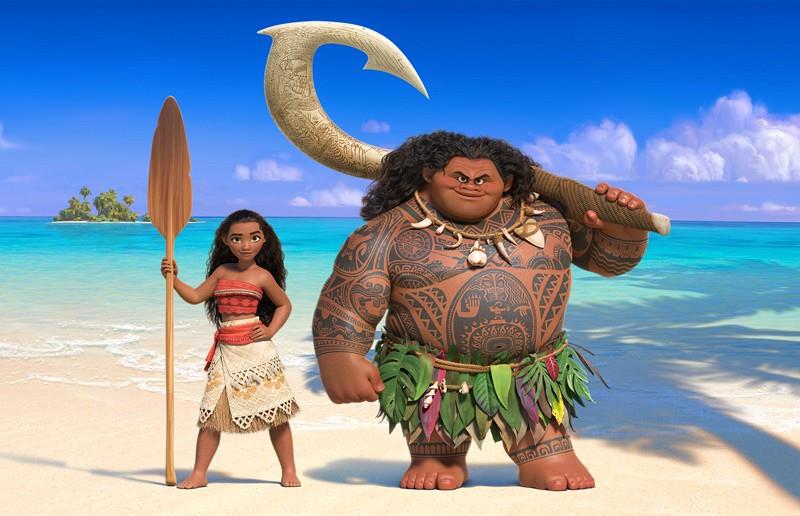 I protagonisti di Moana/Oceania Moana e Maui sulla spiaggia in Oceania