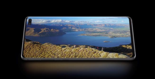 Samsung lavora al display perfetto per smartphone, ma bisognerà attendere almeno 2 anni Immagine promozionale del Samsung Galaxy S10+