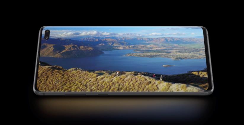 Samsung lavora al display perfetto per smartphone, ma bisognerà attendere almeno 2 anni Immagine promozionale del Samsung Galaxy S10+