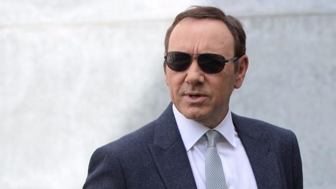 Kevin Spacey è stato sospeso da House of Cards e arrivano nuove accuse di uomini molestati Kevin Spacey a un evento ufficiale