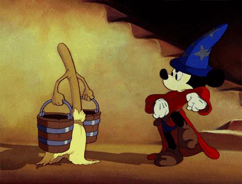 Topolino in Fantasia Topolino si muove insieme a una scopa con i secchi in Fantasia