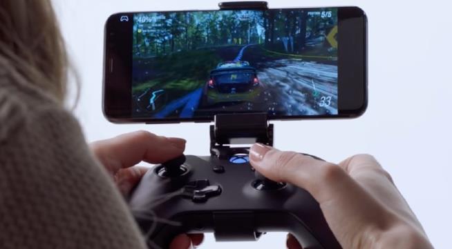 Un documento di Microsoft Research mostra le prime immagini del controller per il mobile gaming Il controller per Xbox One utilizzato con uno smartphone