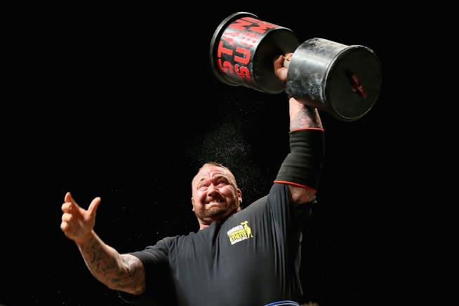 La Montagna de Il Trono di Spade è l'uomo più forte del mondo l'attore Hafþór Júlíus Björnsson dimostra tutta la sua forza