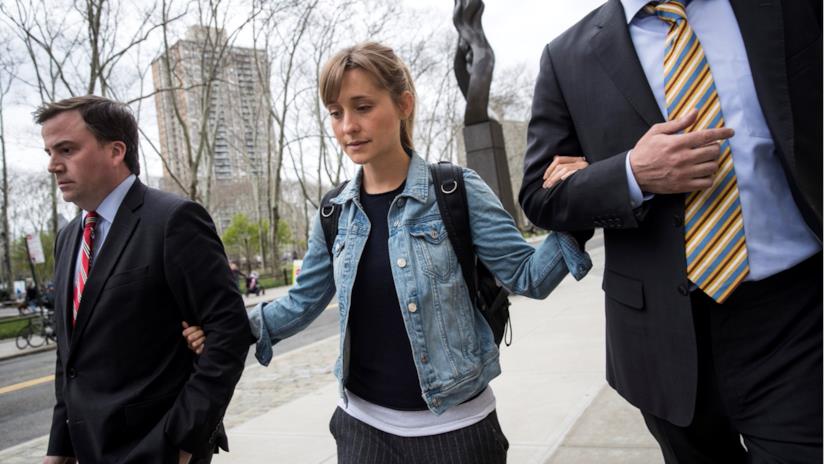 La vicenda delle schiave sessuali di Allison Mack ispira nuove serie TV Allison Mack con gli avvocati fuori dal tribunale