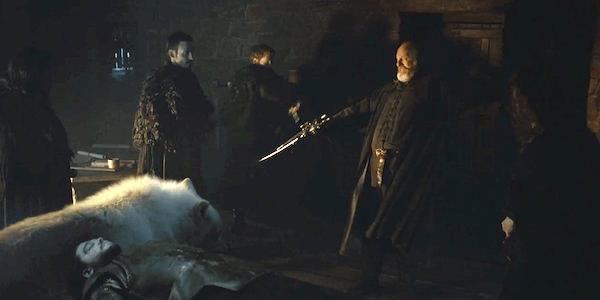 Games of Thrones: un fermo immagine della clip mostra Ser Davos che difende il corpo di Jon Snow Davos e Spetto vegliano sul corpo esanime del lord comandante dei Guardiani della Notte Jon Snow
