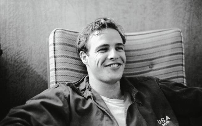 Hollywood lavora ad un biopic su Marlon Brando Marlon Brando in uno scatto d'epoca