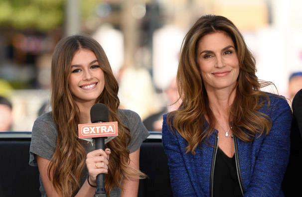 Kaia Gerber e Cindy Crawford Kaia Gerber e la madre Cindy Crawford parlano al microfono